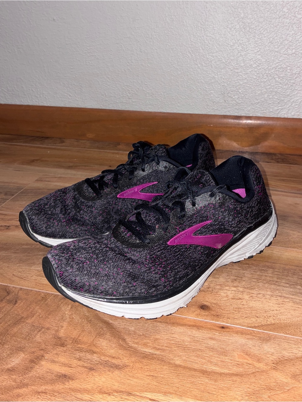 Brooks Women's Anthem 2 Running Shoes, black & pink - size 8.5